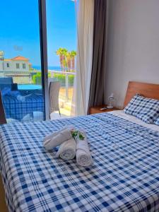 佩亚3 Bedroom Coral Bay Beach Seaview Villa I Private Pool的酒店客房,配有带毛巾的床