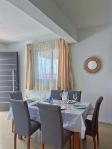 佩亚3 Bedroom Coral Bay Beach Seaview Villa I Private Pool的一间配备有白色桌椅的用餐室