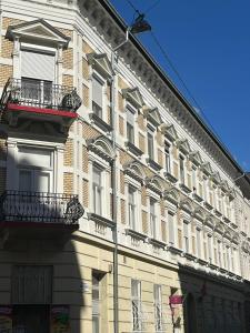 布达佩斯Budapest Central Andrassy Apartment的一座带阳台的大建筑