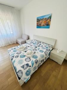 拉帕洛La casa di Maria的一间卧室配有一张带蓝色和白色棉被的床