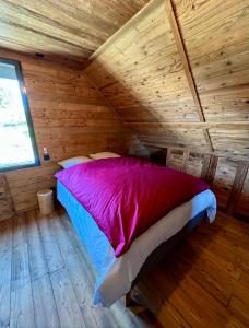 莱鲁斯Chalet Vieux Bois, au coeur du village des Rousses的小木屋内一间卧室,配有一张床
