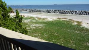 杰基尔岛VILLA 176 - Villa Delmar condo的阳台享有海滩美景。