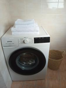 科巴里德City Nest Apartment的洗衣机及其上面的毛巾