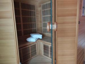 Monthou-sur-Cher瓦雷纳旅馆的桑拿浴室内的步入式淋浴和毛巾