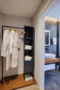 卡萨米尔Duka's Hotel的浴室设有水槽和带毛巾的架子。