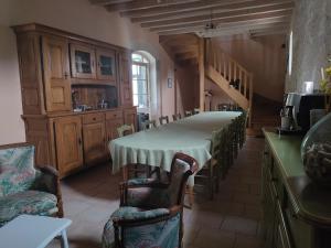 Monthou-sur-Cher瓦雷纳旅馆的一间带长桌和椅子的用餐室