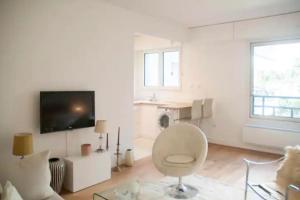 塞纳河畔讷伊Logement entier : appartement • Chez Cecile的白色的客厅配有椅子和电视
