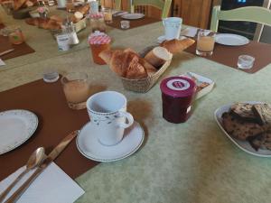 Monthou-sur-Cher瓦雷纳旅馆的一张桌子,上面放着一盘面包和一杯咖啡