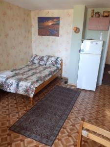 内塞伯尔Апартамент Вангелов的小房间设有一张床和一台冰箱