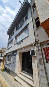 YıldırımCozy Spacious near Green Mosque的灰色的建筑,街道上设有门和楼梯