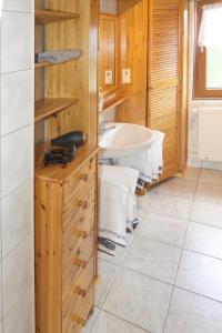 门迪希Basaltikum的浴室配有盥洗盆和浴缸。