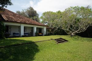 本托塔Lunuganga Estate的院子里有树的房子