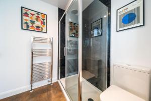 克雷尔Westland Shores的浴室里设有玻璃门淋浴