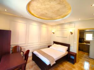 沃洛斯Villa Miltiadis GreeceFyloxenia的一间卧室设有一张带大型天花板的床。