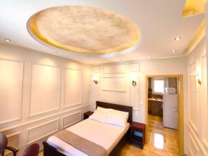沃洛斯Villa Miltiadis GreeceFyloxenia的客房设有一张带大型天花板的床。