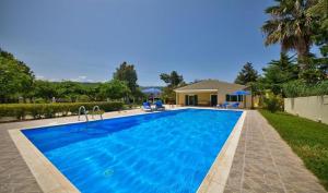 雷夫卡达镇Villa Esperanza by Imagine Lefkada的一座大蓝色游泳池,位于房子前