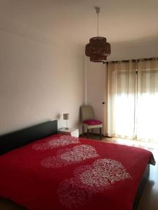 埃里塞拉T2 Ocean View House的一间卧室配有红色的床和两个红色枕头