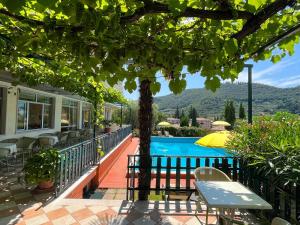 加尔达Hotel Giotto的从房子的庭院可欣赏到游泳池的景色