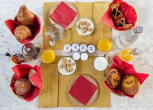 奥维多Villa Monteporzano的一张桌子,上面有早餐食品、饮料和橙汁