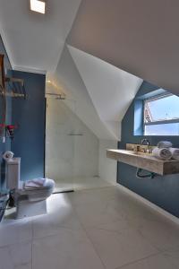 坎波斯杜若尔当Ti Voglio Bene的阁楼浴室设有卫生间和水槽。