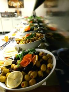 伊斯坦布尔内葛诺酒店的桌上放着一碗橄榄和蔬菜