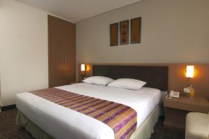 雅加达塞普塔酒店-瓦希德哈斯姆的酒店客房配有一张带两个枕头的大型白色床。