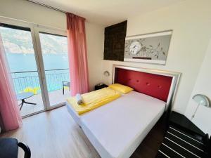 马尔切西内卡门维拉酒店的一间卧室设有一张床和一个阳台