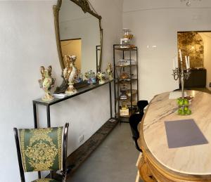 奇尼斯Settegrana Suite con vasca idromassaggio的配有桌椅和镜子的客房