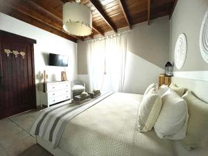 El CuchilloKalufa Surf House的卧室设有一张白色大床和一扇窗户。