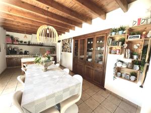 El CuchilloKalufa Surf House的一间厨房,里面配有桌椅