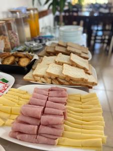 费德拉西翁Hotel Arenas Blancas的一张桌子,上面放着不同种类的肉和奶酪