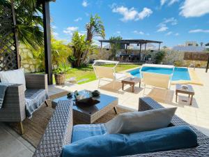 El CuchilloKalufa Surf House的带家具的庭院和游泳池