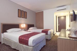 雅加达塞普塔酒店-瓦希德哈斯姆的酒店客房带两张床和厨房