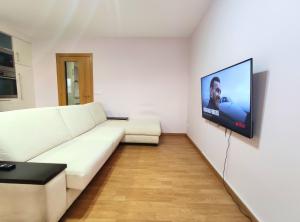萨里亚Casa-Nova 2的客厅配有白色沙发和平面电视。
