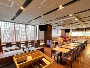 姬路多美迎姫路酒店的大型用餐室设有桌椅和窗户。