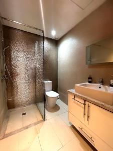 阿加迪尔Islane vue piscine的带淋浴、卫生间和盥洗盆的浴室