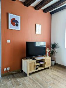 沙托鲁La Petite Chaume的客厅设有壁挂式平面电视。