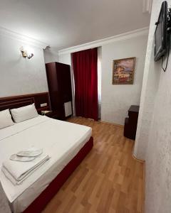 伊斯坦布尔莱德怀特酒店的一间卧室配有带毛巾的床