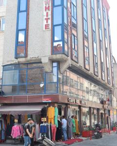 伊斯坦布尔莱德怀特酒店的街角的商店,外面的人