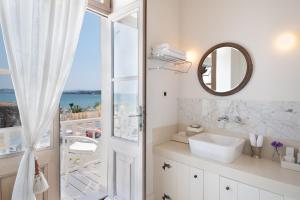 切什梅Nars Ilica Hotel Beach Adults Only 12Plus的白色的浴室设有水槽和镜子