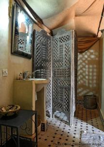 姆哈米德Desert Luxury Camp的带淋浴、水槽和镜子的浴室