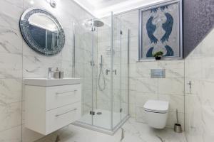 厄尔科Sudovia Glamour的带淋浴、卫生间和盥洗盆的浴室