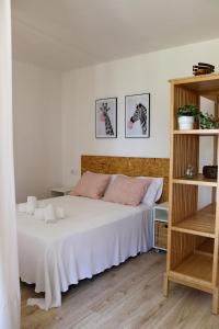 格罗韦Casal Do Crego的卧室配有白色的大床和架子