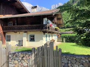 莱奥冈Gemütliches Ferienhaus in Leogang mit Garten的房屋前的木栅栏