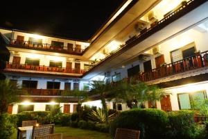 清孔湄公河滨酒店的庭院里设有椅子的酒店