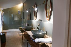 帕多瓦Casa Giotto的浴室设有2个水槽和2面镜子