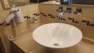圣路易斯Hotel Pueblo Huarpe的浴室配有白色水槽和吹风机