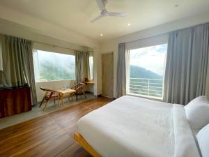 兰斯顿Onehouse Resort Lansdowne的一间卧室设有一张床和一个大窗户