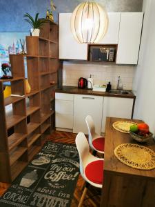 贝尔格莱德Apartman Jovana 2的厨房配有桌椅和微波炉。