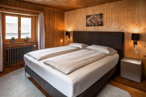 波斯基亚沃Ca' del Borgo, Rooms & Suites的卧室配有一张木墙内的大床